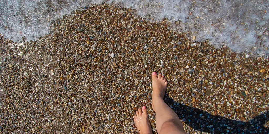 bienfaits marche pieds nus sur le corps